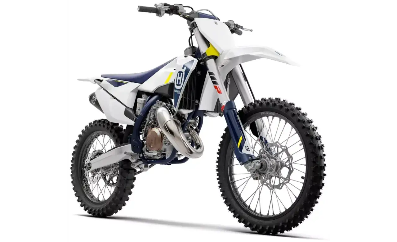 Husqvarna WR 125 &ndash; poznaj dane techniczne tego motocykla crossowego. Biało-niebieski, z ż&oacute;łtymi akcentami, gotowy do akcji.