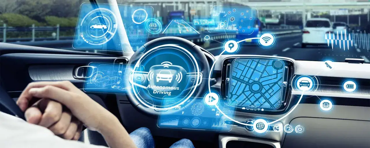 Ein Auto mit futuristischem Cockpit, das **automatisiertes Fahren** erm&ouml;glicht. Digitale Anzeigen zeigen Geschwindigkeit, Navigation und Fahrzeugstatus.