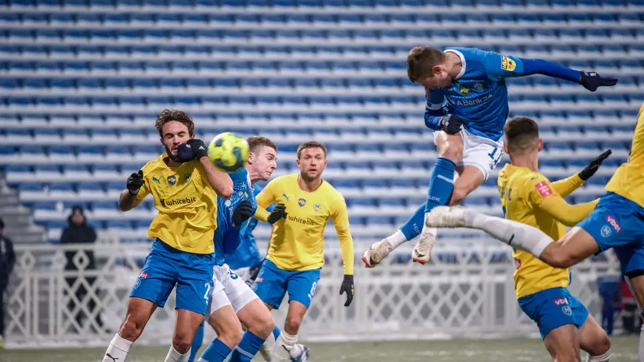 Jugadores de Ucrania FC compiten por el bal&oacute;n en un partido de f&uacute;tbol.