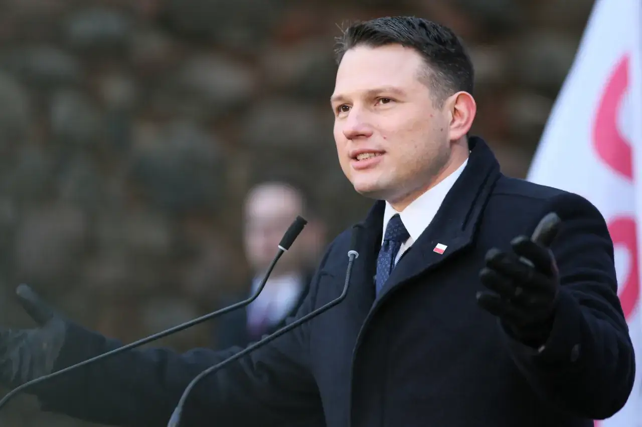Sławomir Mentzen przemawia na wiecu. Czy Sławomir Mentzen wykorzystuje AI do pisania swoich postów w kampanii prezydenckiej?