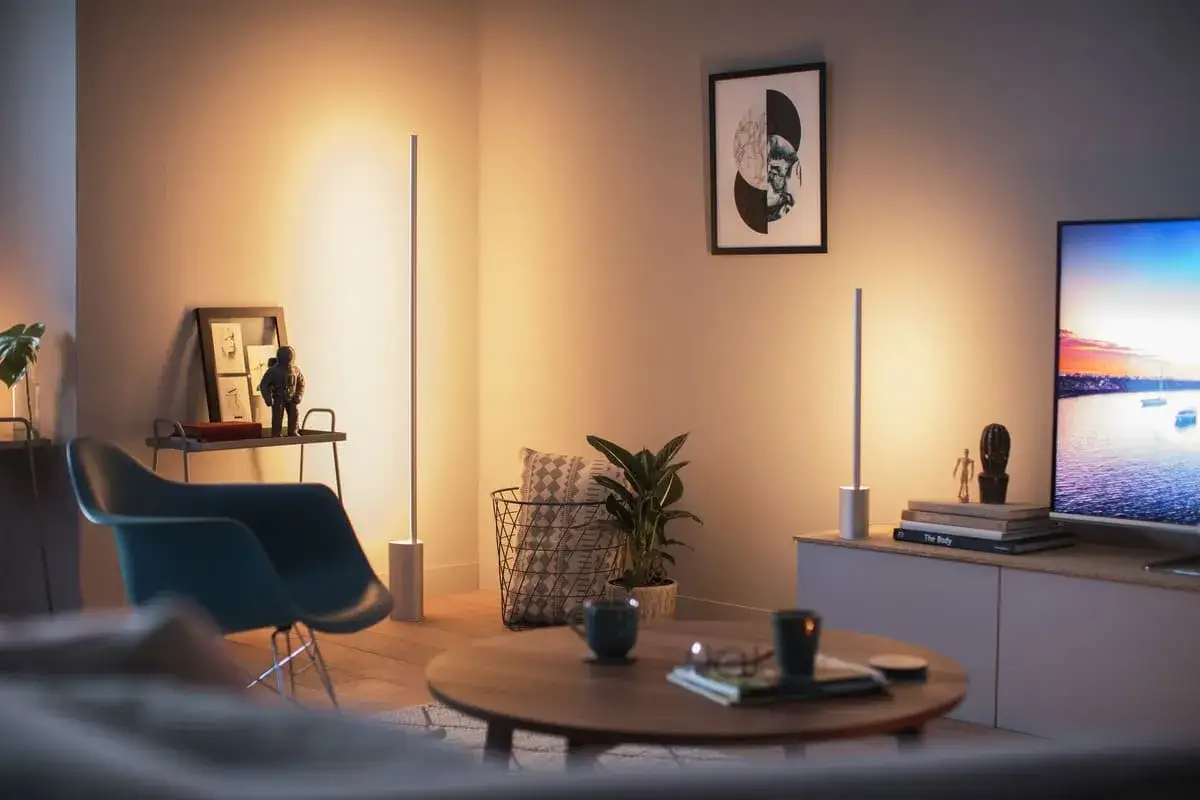 Lámpara de pie y de mesa emiten un cálido color de la luz led, creando un ambiente acogedor en la sala.