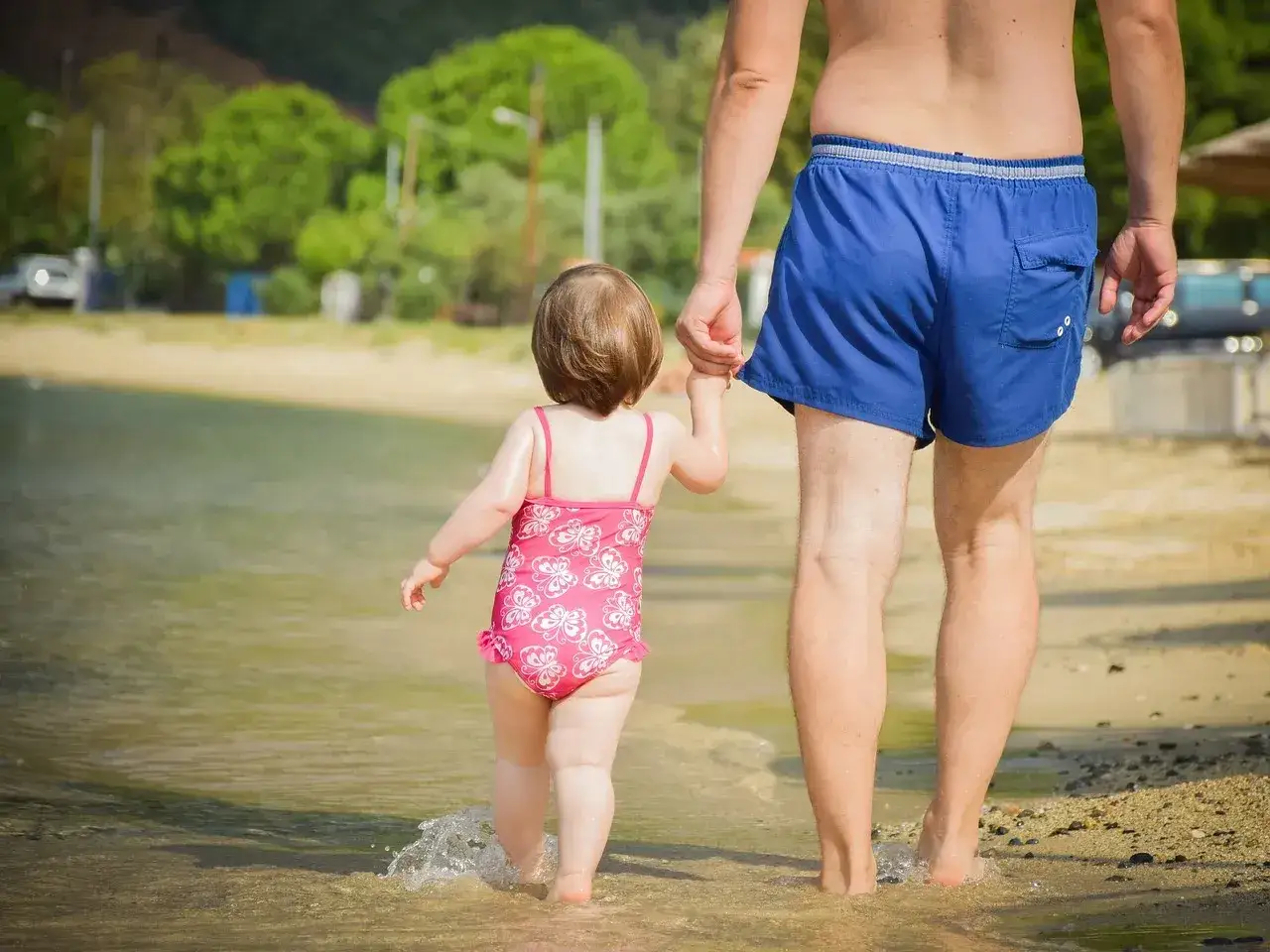 Ojciec i córka idą brzegiem morza. To piękny dzień na plaży, idealny na przeprosiny dla przyjaciela.