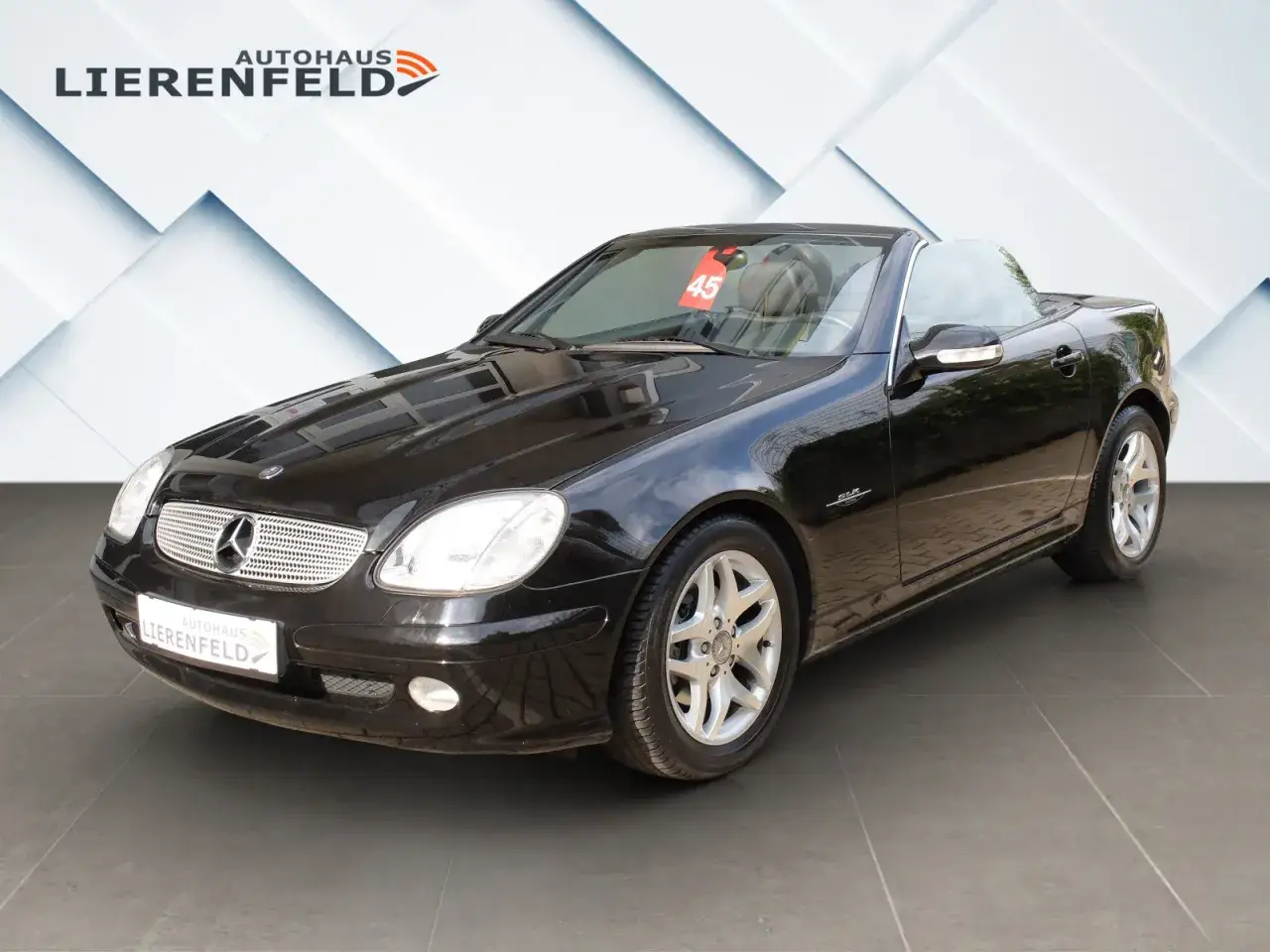 Schwarzer Mercedes-Benz SLK R170 Roadster mit rotem Preisschild
