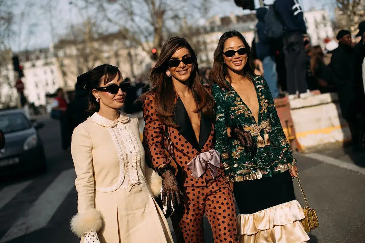 Tres mujeres lucen looks espectaculares, un outfit Semana Santa perfecto para deslumbrar.