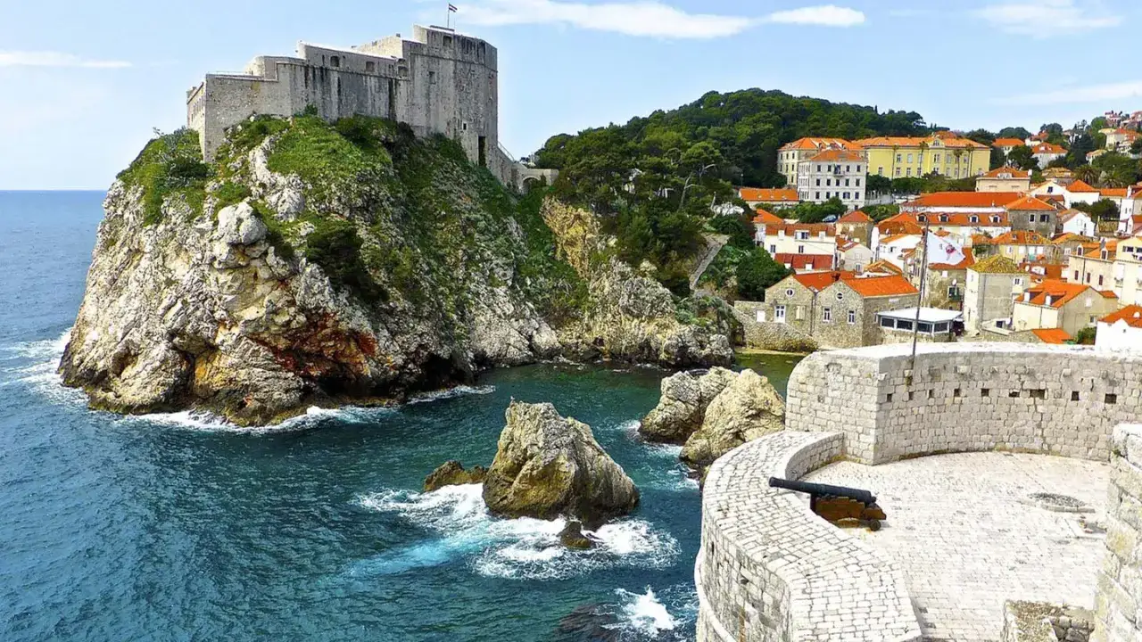 Fakta om Kroatien: Fortet Lovrijenac i Dubrovnik, en imponerande f&auml;stning vid havet, vittnar om landets rika historia.