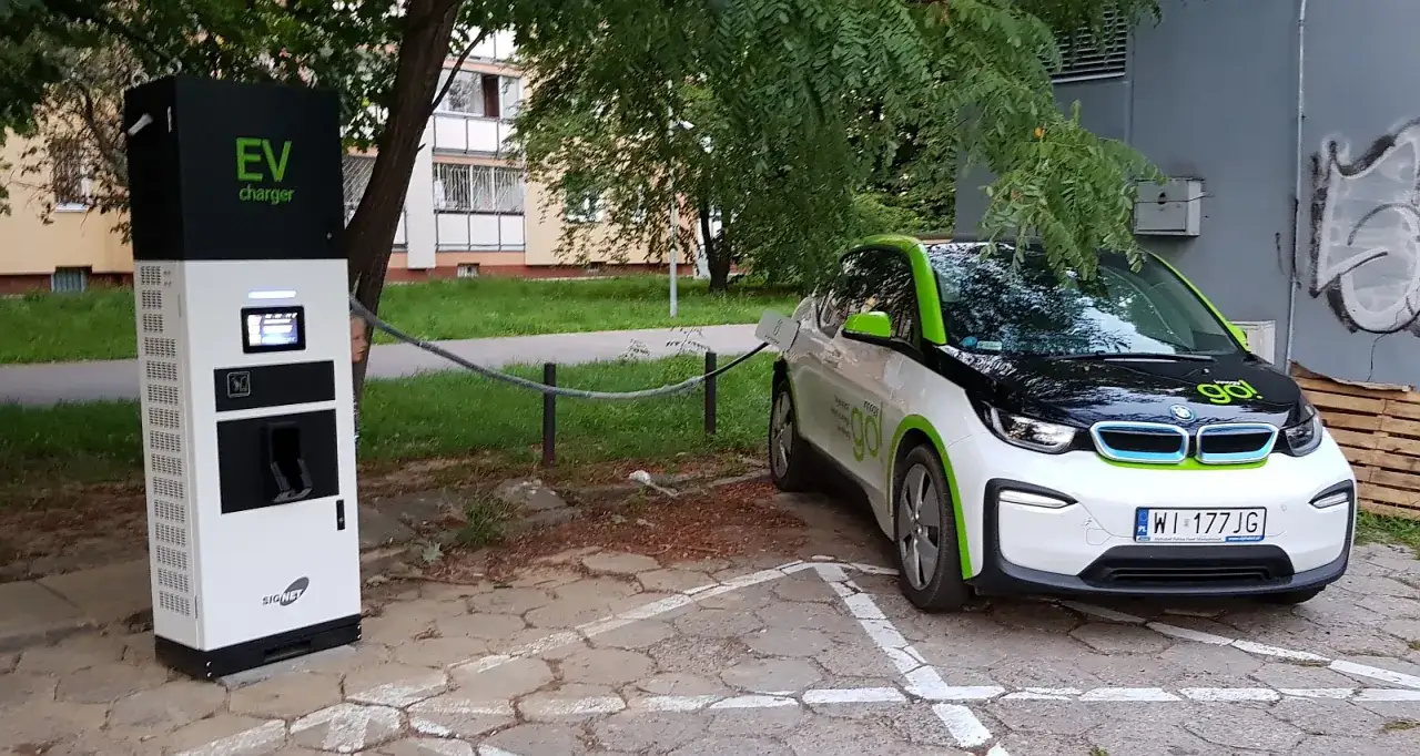 Samochód elektryczny BMW i3 podłączony do ładowarki EV. To ekologiczne rozwiązanie, które może być wspierane przez dofinansowanie na samochód elektryczny.