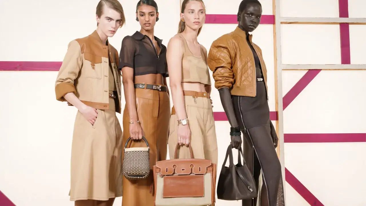 Cztery modelki prezentują luksusowe marki torebek w stylizacjach inspirowanych naturą.