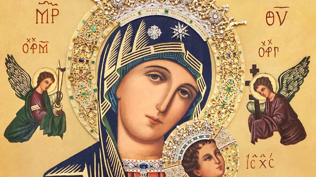 Icono bizantino de la Virgen Mar&iacute;a con el Ni&ntilde;o Jes&uacute;s, rodeada de &aacute;ngeles y adornada con joyas.