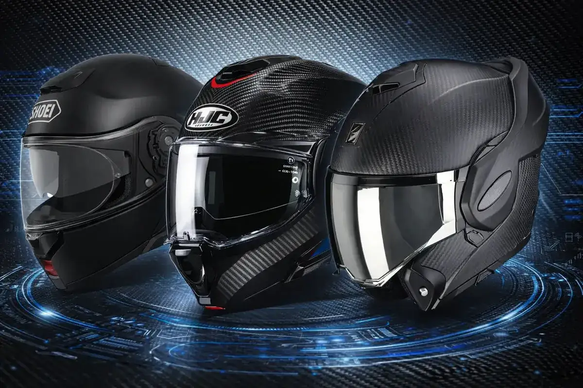 Tre caschi integrali da moto, con finiture in carbonio e nero opaco, mostrano diversi tipi di casco per la sicurezza su strada.