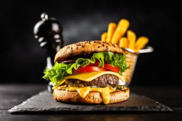 idealny domowy burger z dodatkami
