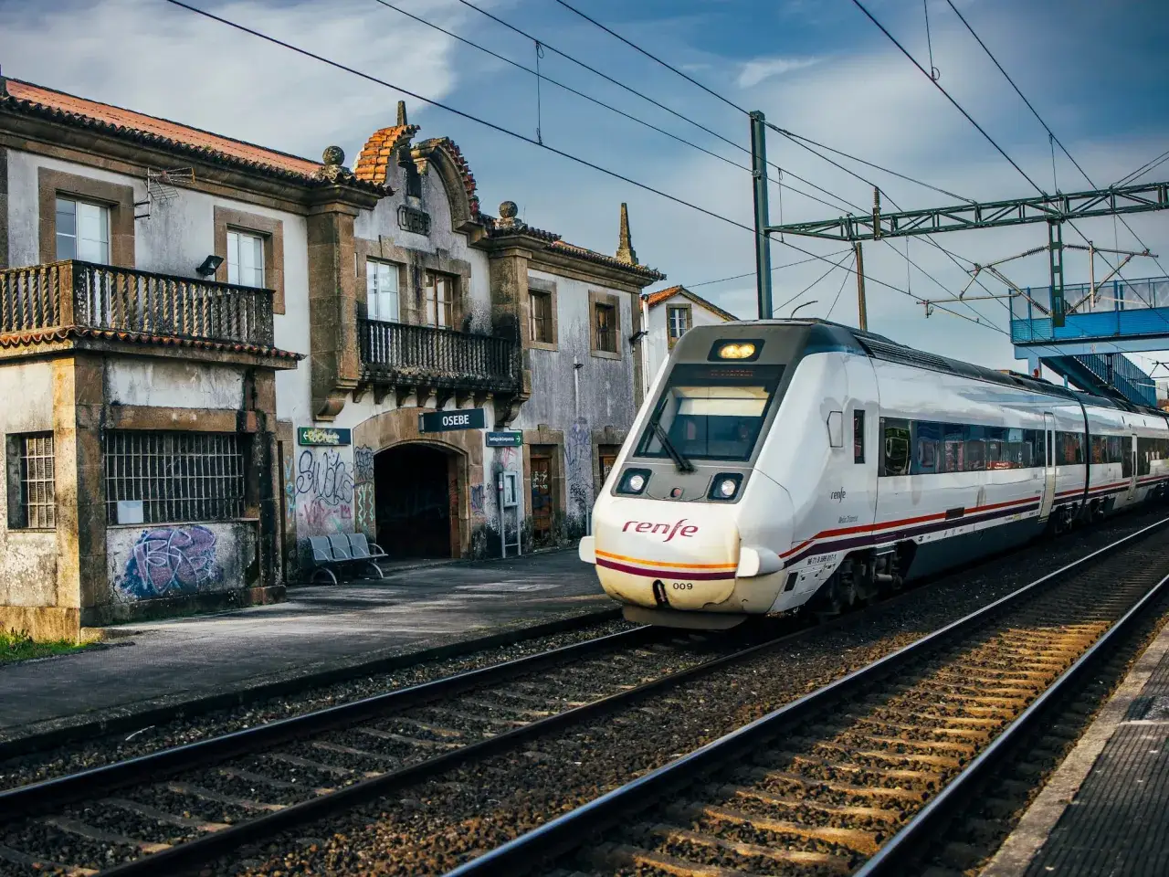 Un tren Renfe llega a la estaci&oacute;n de Osebe, listo para su viaje de Madrid a Ferrol.