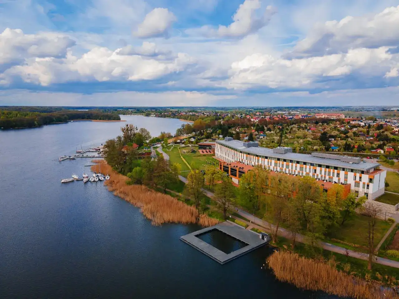 Widok na Grand Hotel Tiffi w Iławie nad jeziorem. Warto sprawdzić menu hotelowej restauracji.