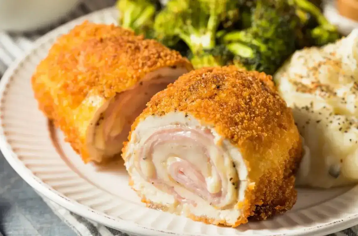 Kotlet de volaille kontra kotlet cordon bleu: dwa pyszne dania z kurczaka, szynki i sera, podane z ziemniakami i brokułami.