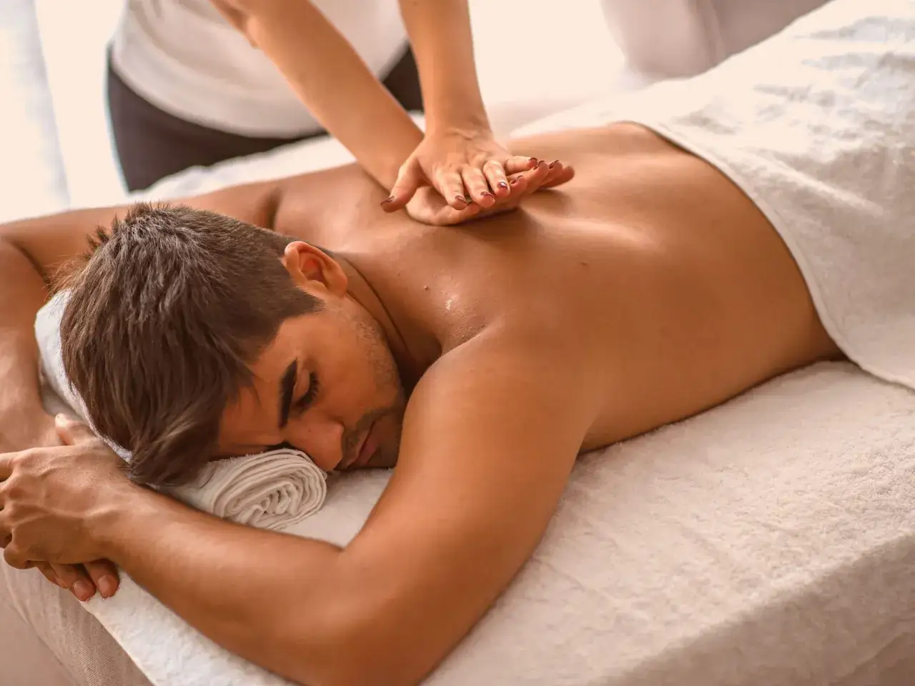 Un homme re&ccedil;oit un massage du dos. Le massage Tuina, c'est quoi ? Une technique de massage th&eacute;rapeutique chinoise.