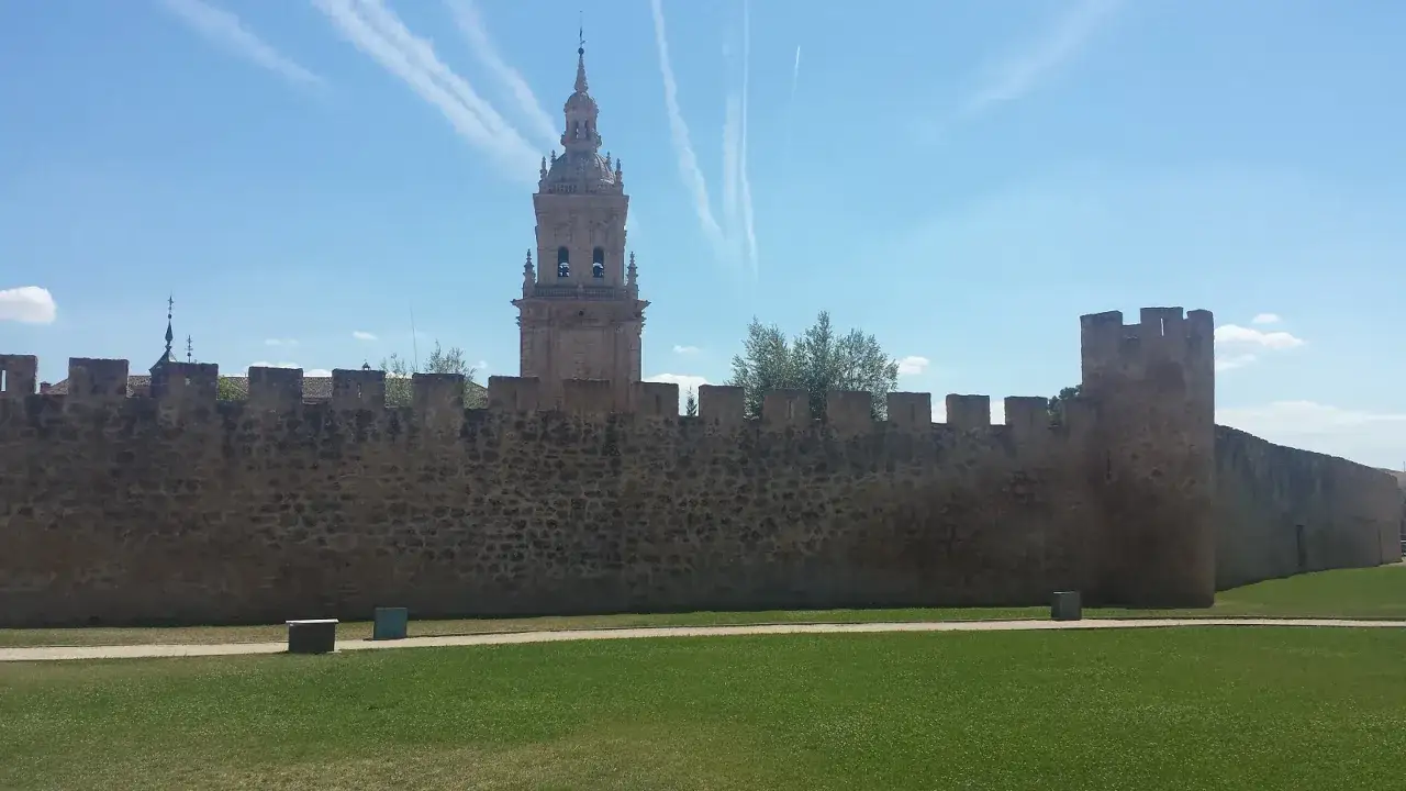 Murallas de Burgo de Osma con torre campanario al fondo. Un lugar histórico que ver.