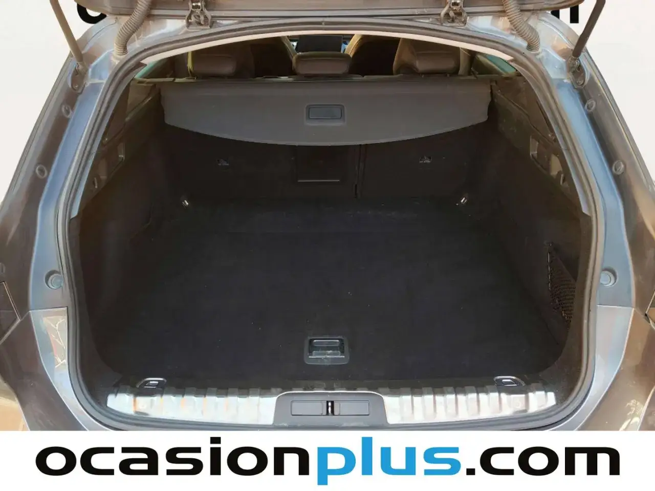 Maletero amplio y limpio de un Peugeot 508 SW, listo para tus viajes.