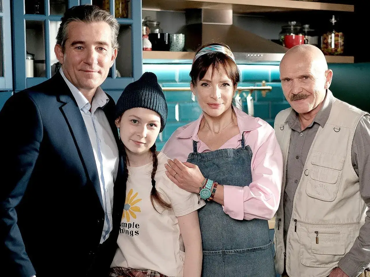 Rodzina z serialu, jak z dobrej opery mydlanej, pozuje do zdjęcia w kuchni.