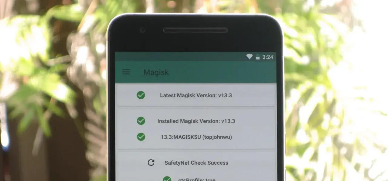 Ekran telefonu z aplikacją Magisk, pokazujący status instalacji i wersję. To kluczowy krok, by dowiedzieć się, jak zrootować telefon.