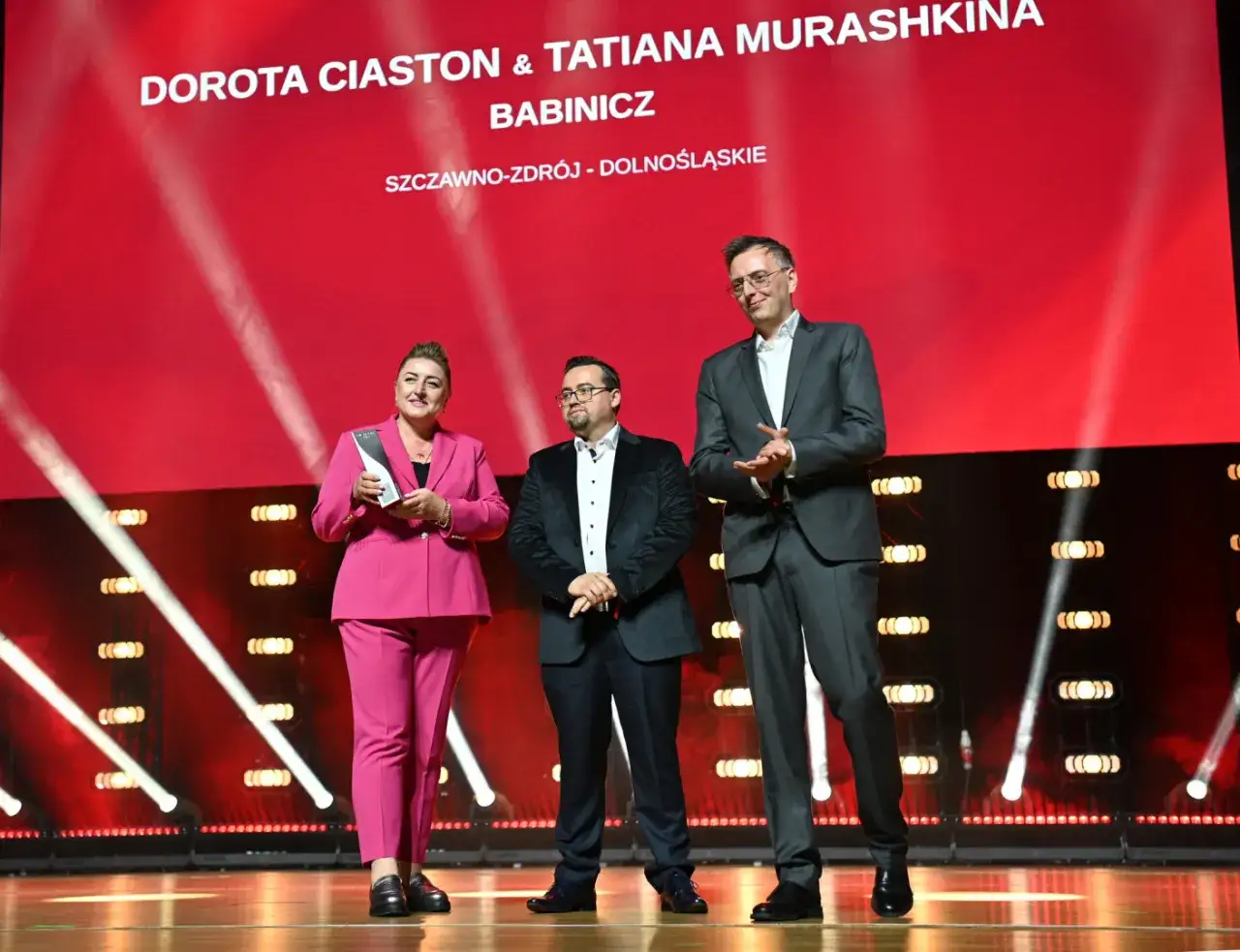 Dorota Ciaston i Tatiana Murashkina z Babicz odbierają nagrodę, być może związaną z prestiżową gwiazdką Michelin.