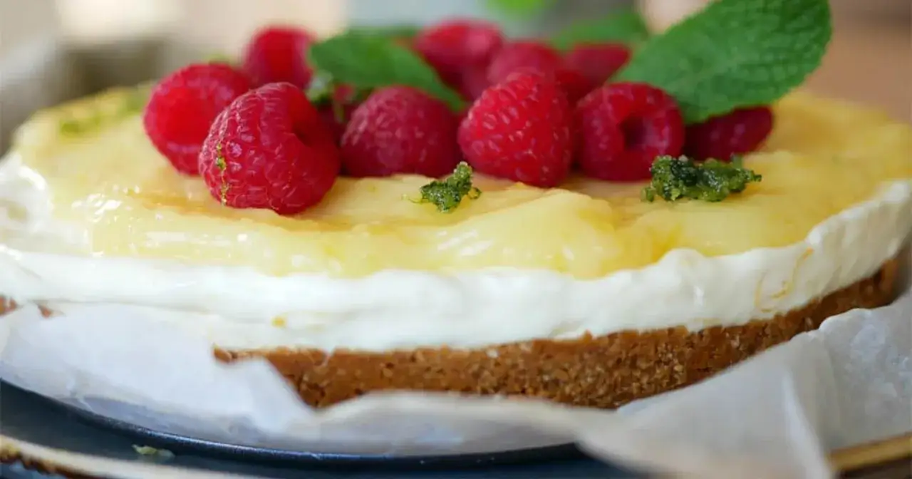 En kr&auml;mig citron cheesecake med hallon och mynta.
