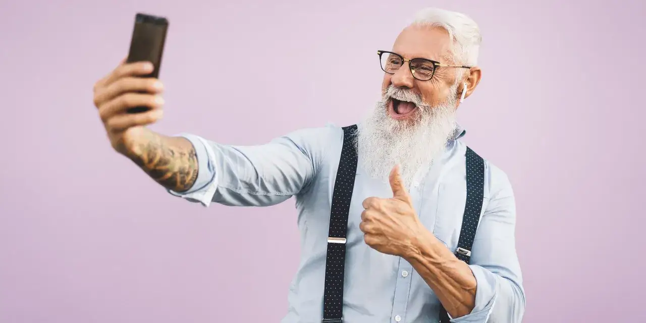 osoba starsza uczy się online