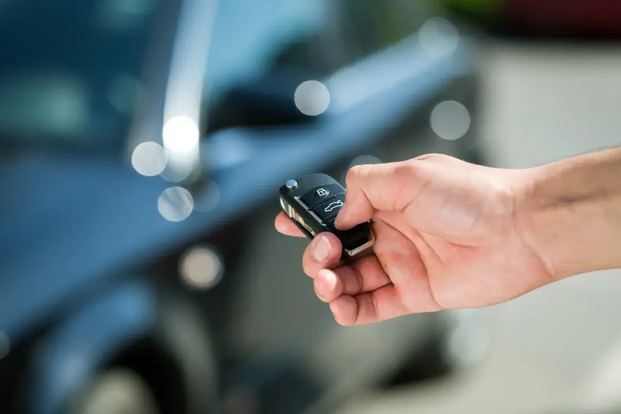 Mano che tiene la chiave dell'auto, utile per capire cosa fare se la macchina non legge la chiave.