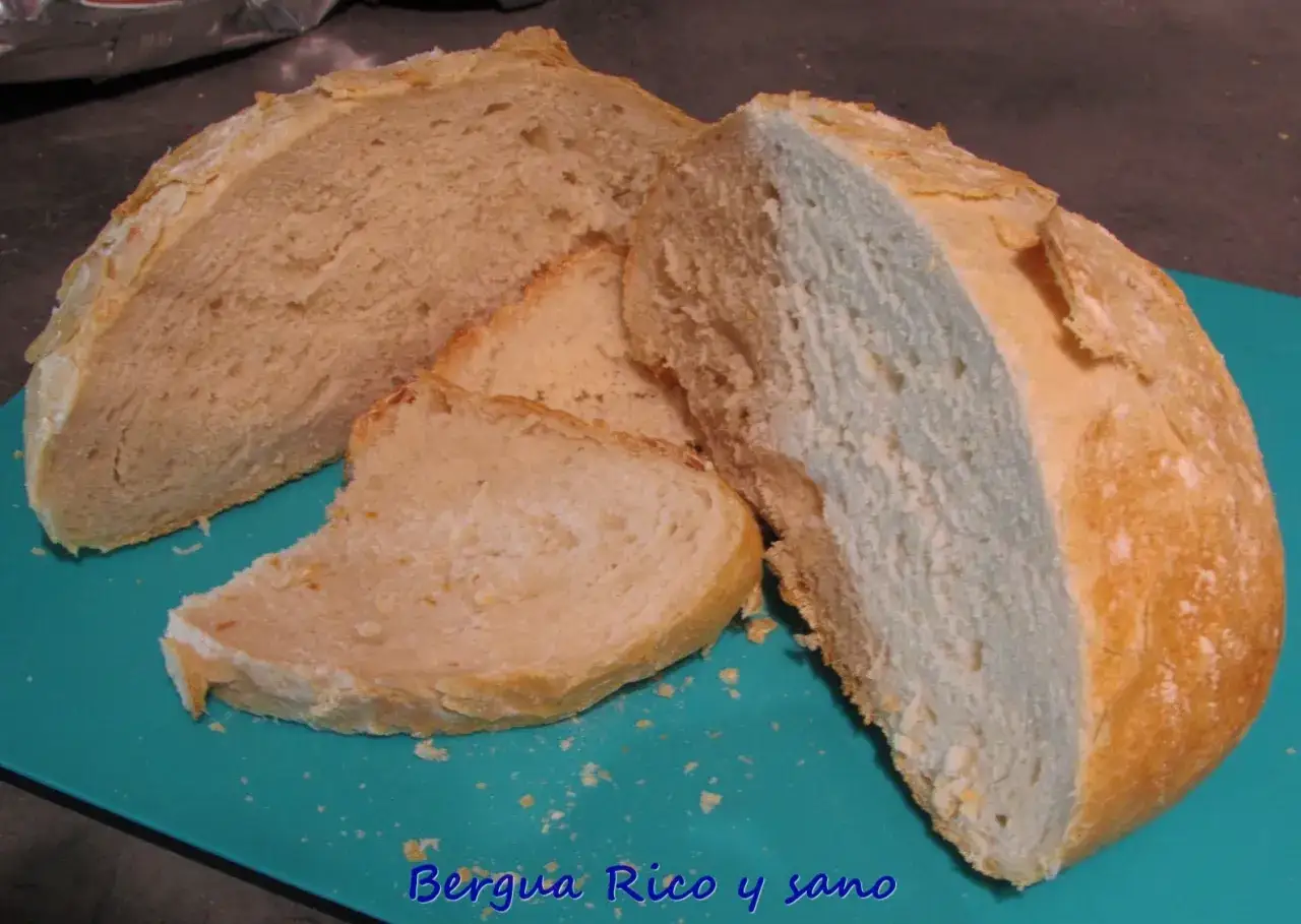 Pan casero con masa madre, corteza dorada y miga esponjosa. ¡Así se hace pan con masa madre!