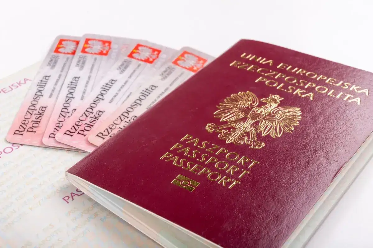 Paszport i dowody osobiste Rzeczypospolitej Polskiej. Gotowi na podróże do krajów bez paszportu?