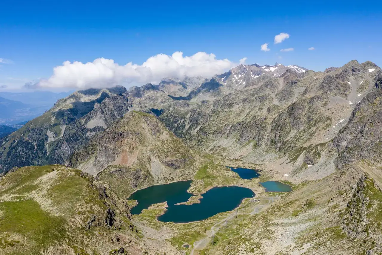 Vue a&eacute;rienne des lacs Robert, joyaux bleus nich&eacute;s au c&oelig;ur de montagnes rocailleuses et verdoyantes sous un ciel d'&eacute;t&eacute;.