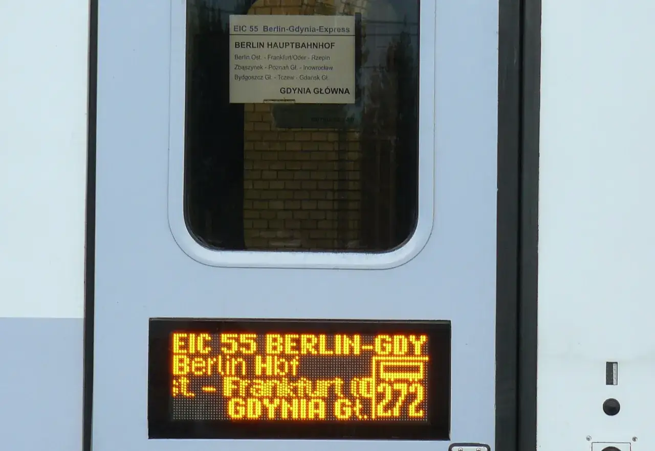 Pociąg EIC 55 Berlin-Gdynia-Express z numerem 272. Na wyświetlaczu widać trasę Berlin Hbf - Frankfurt, a docelową stacją jest Gdynia Główna.