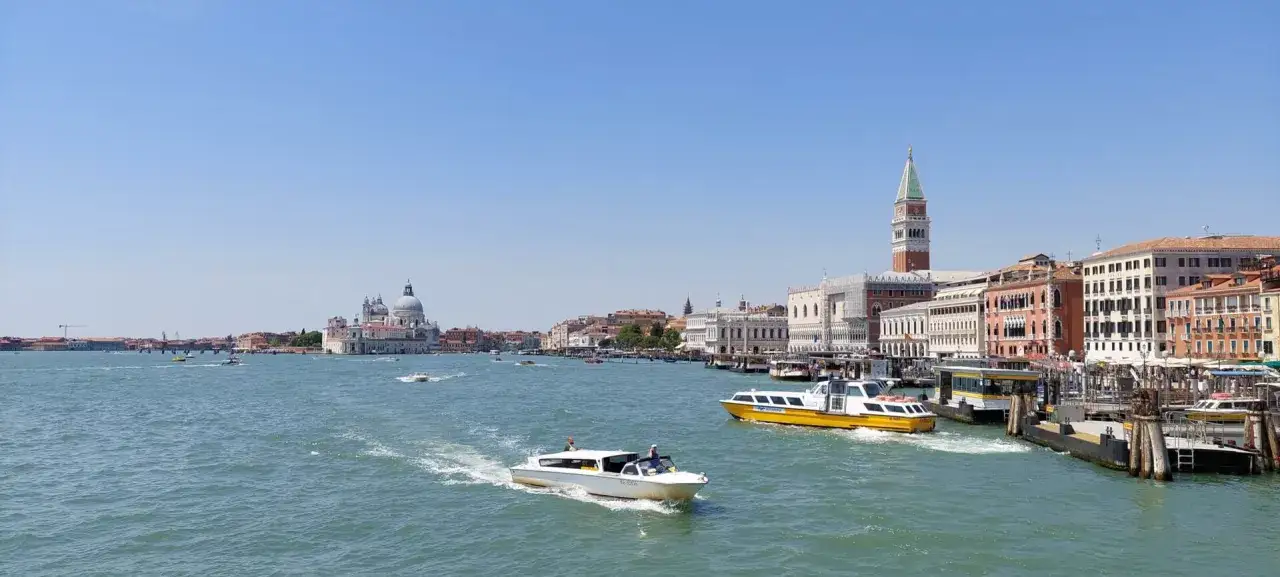 Vaporetti e taxi acquei navigano sul Canal Grande, un modo per capire come arrivare dalla stazione di Venezia a San Marco.