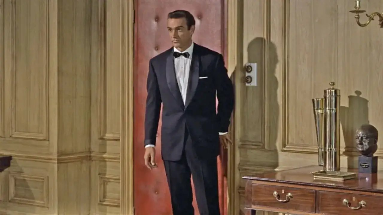 Sean Connery in un impeccabile 007 outfit, pronto per una missione.