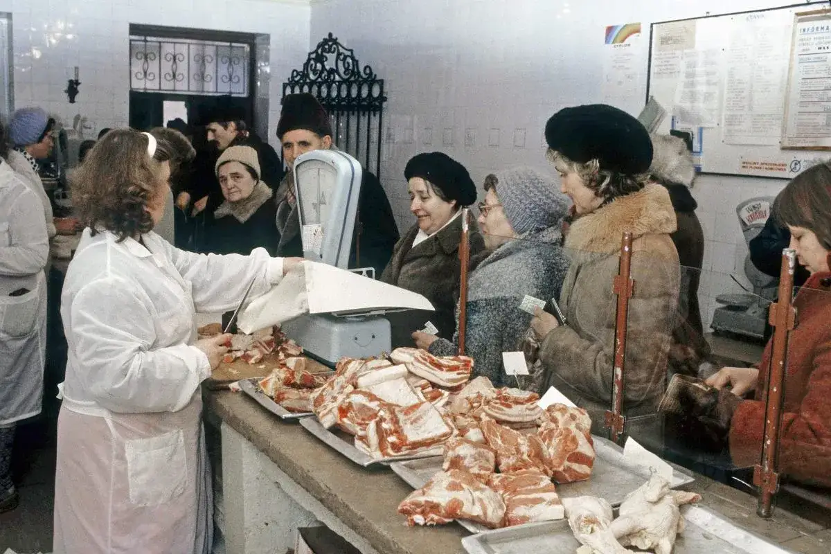 Rzeźnik w sklepie mięsnym, wyb&oacute;r mięsa