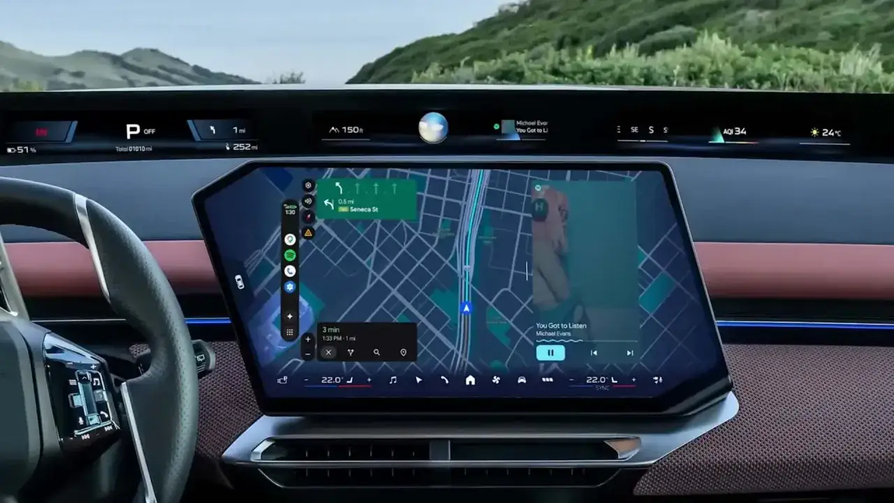 Wnętrze samochodu z ekranem pokazującym mapę i muzykę. To jest właśnie android auto co to za technologia.