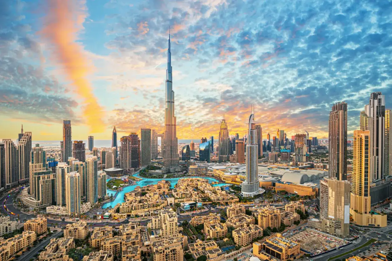 Dubai Highlights: Burj Khalifa und Skyline bei Sonnenuntergang, mit dem Dubai Fountain und modernen Gebäuden.