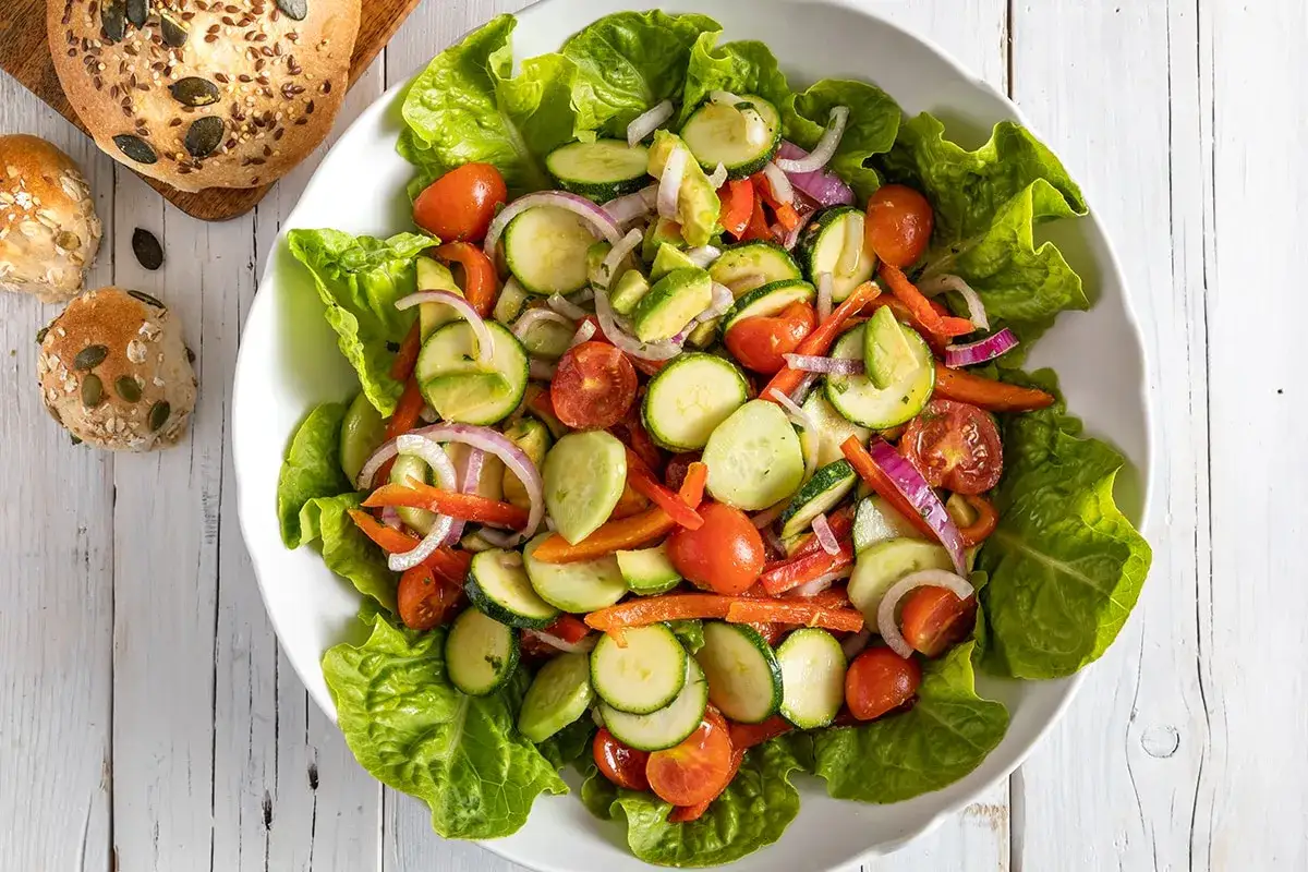 ingredienti freschi per insalate estive miste
