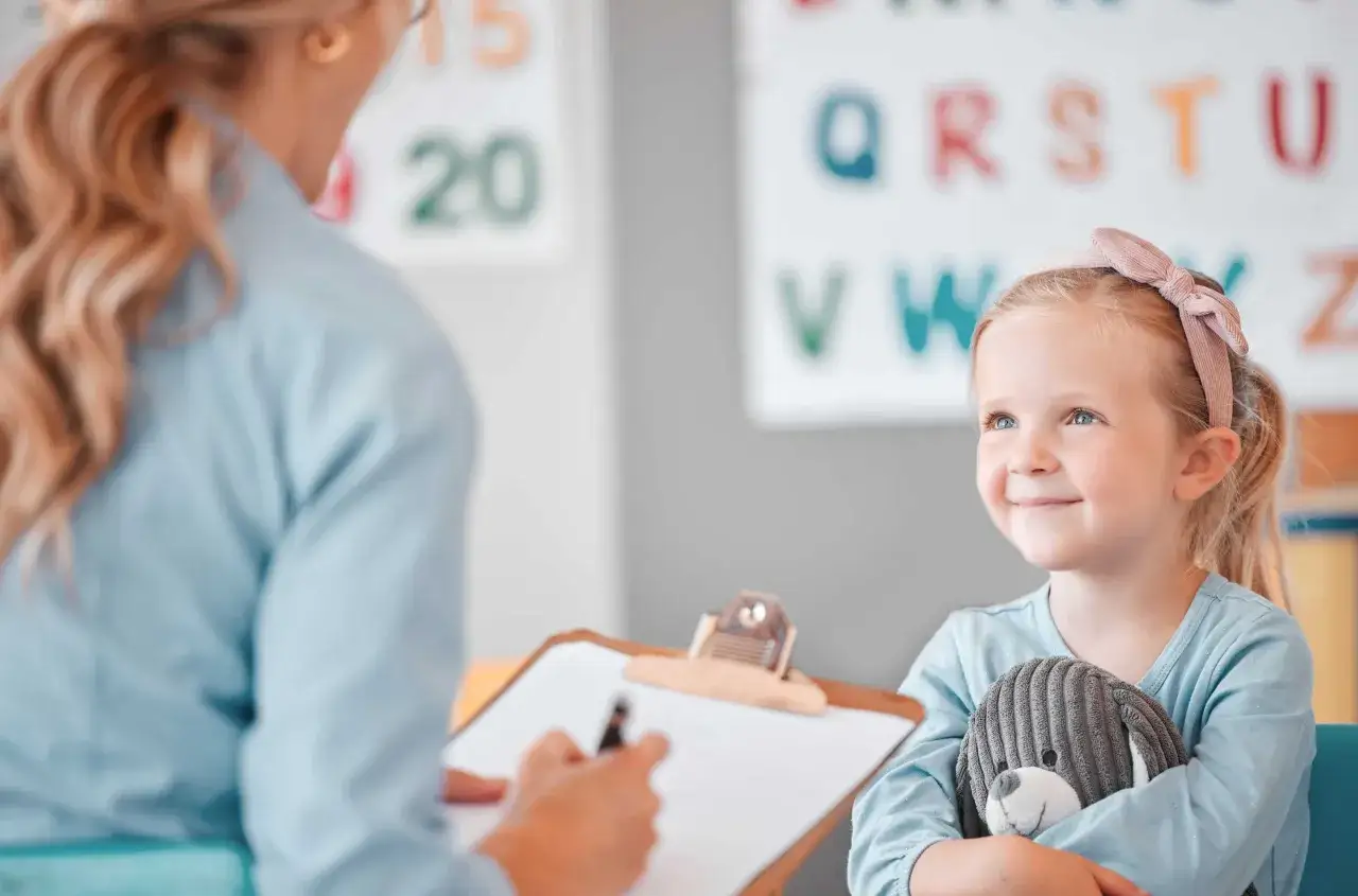 dziecko z objawami integracji sensorycznej, dziecko reagujące na bodźce sensoryczne, dziecko niezgrabne ruchowo