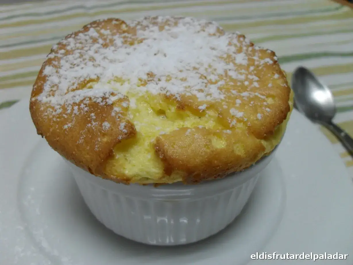 Delicioso souffle de vainilla recién horneado, cubierto con azúcar glas.