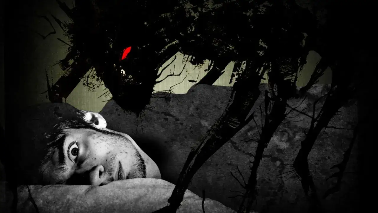 Un hombre despierta asustado, con un ojo abierto y una sombra oscura con un ojo rojo acechando. Parece que est&aacute; empezando a so&ntilde;ar con esp&iacute;ritus.