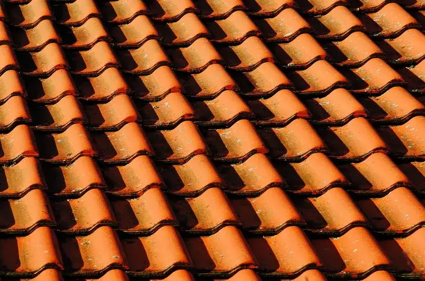 Zdjęcie Dachówka cementowa ile na m2? Koszty, wydajność i porównanie z ceramicznymi