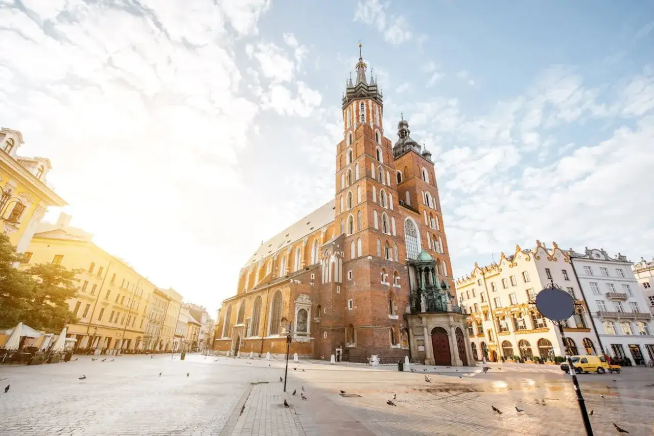 Bazylika Mariacka, najstarszy kości&oacute;ł w Krakowie, w blasku słońca na Rynku Gł&oacute;wnym.