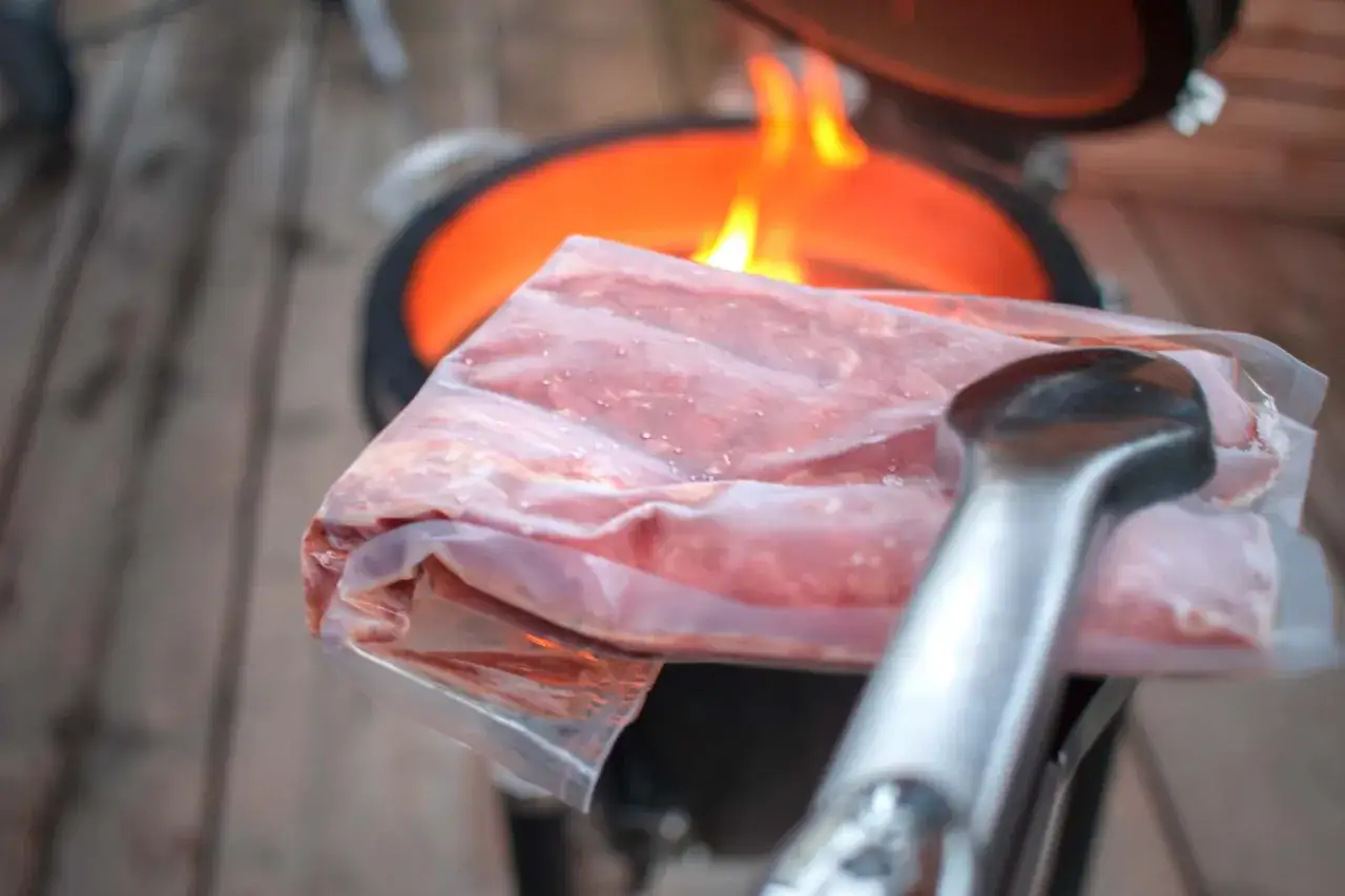 Gefrorenes Fleisch in einem Beutel, bereit zum Grillen. Die Frage ist, wie lange dauert auftauen, bis es gar ist?