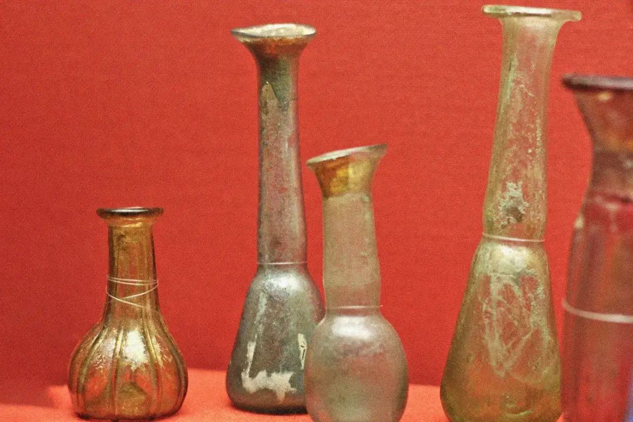 Antiguas vasijas de vidrio, quizás de la época en que se preguntaban quién inventó el cristal.
