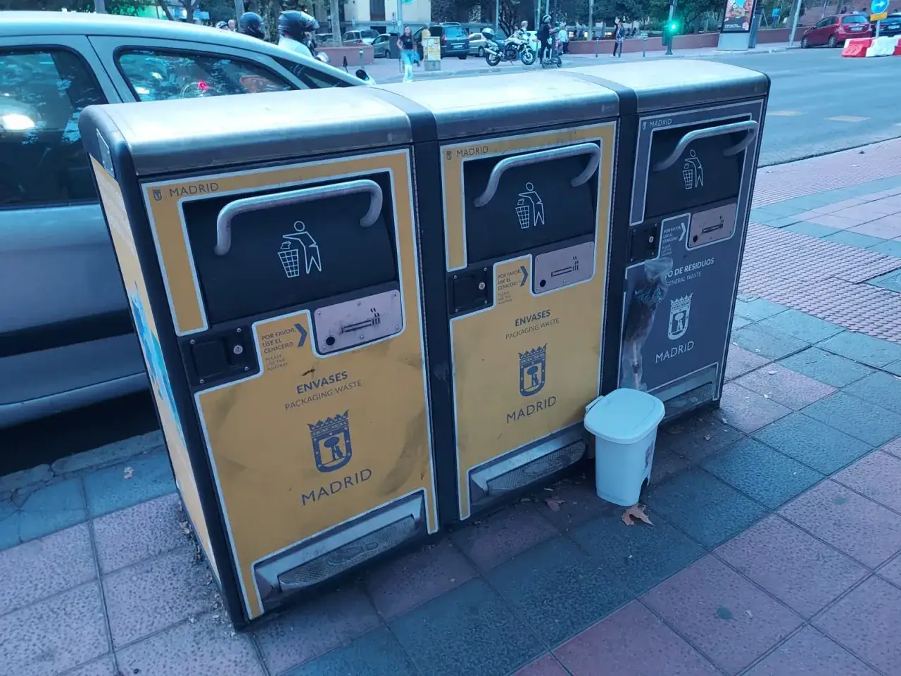 Contenedores de basura en Madrid. La pregunta de qui&eacute;n paga la tasa de basura en un alquiler es compleja, pero estos contenedores son para envases y residuos generales.