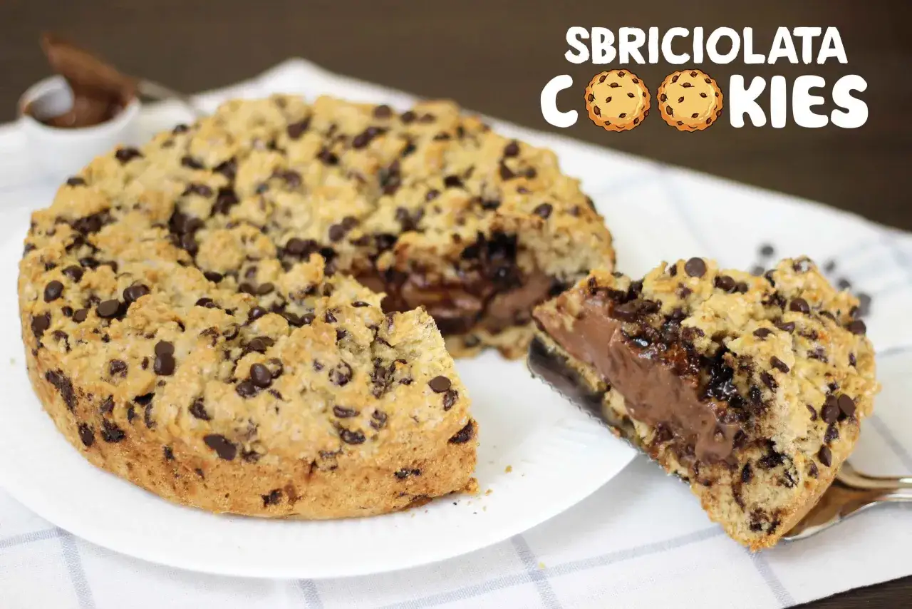 Sbriciolata ricotta e cioccolato: un dolce goloso con un ripieno cremoso e una copertura croccante, perfetto per ogni occasione.