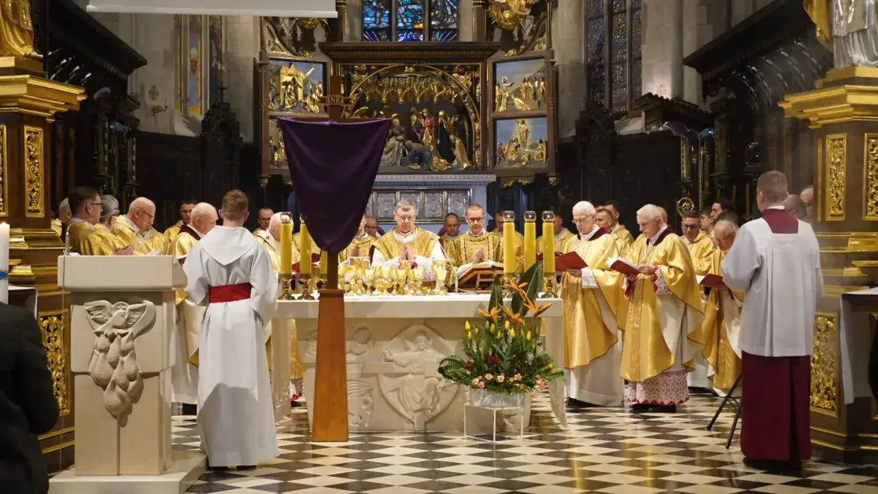 Uroczysta msza w kościele. Księża w złotych szatach, ministrant w bieli. Czy w Wielki Czwartek można jeść mięso? To pytanie zadają sobie wierni.