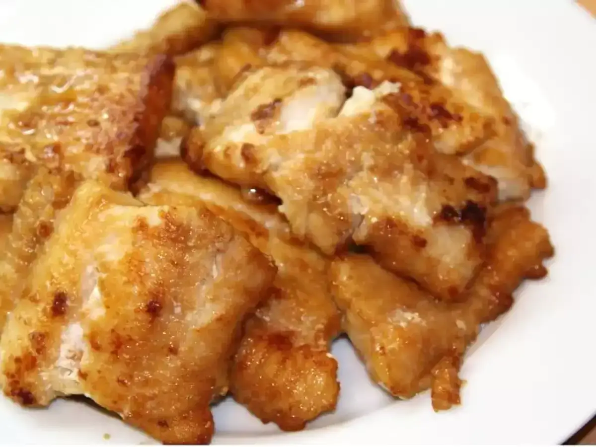Morceaux de poisson pan&eacute; dor&eacute;s, pr&ecirc;ts &agrave; &ecirc;tre d&eacute;gust&eacute;s avec des frites. Un d&eacute;lice de fish and chips.