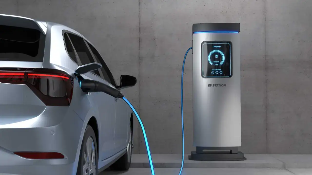Auto elettrica in carica presso una stazione EV. Il display mostra la percentuale di carica, utile per calcolare il costo ricarica auto elettrica.