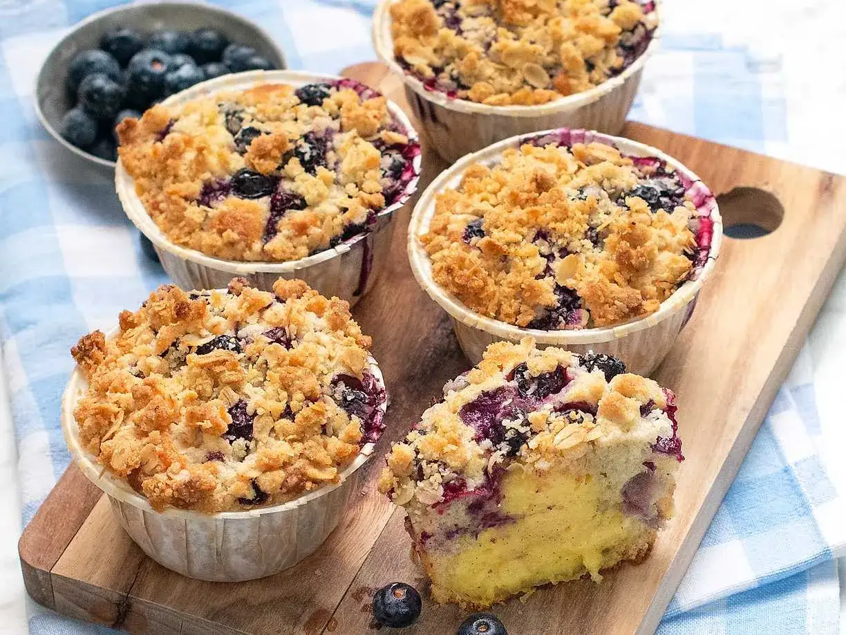 Saftiga vanilj muffins med bl&aring;b&auml;r och smuldeg. En perfekt fika!