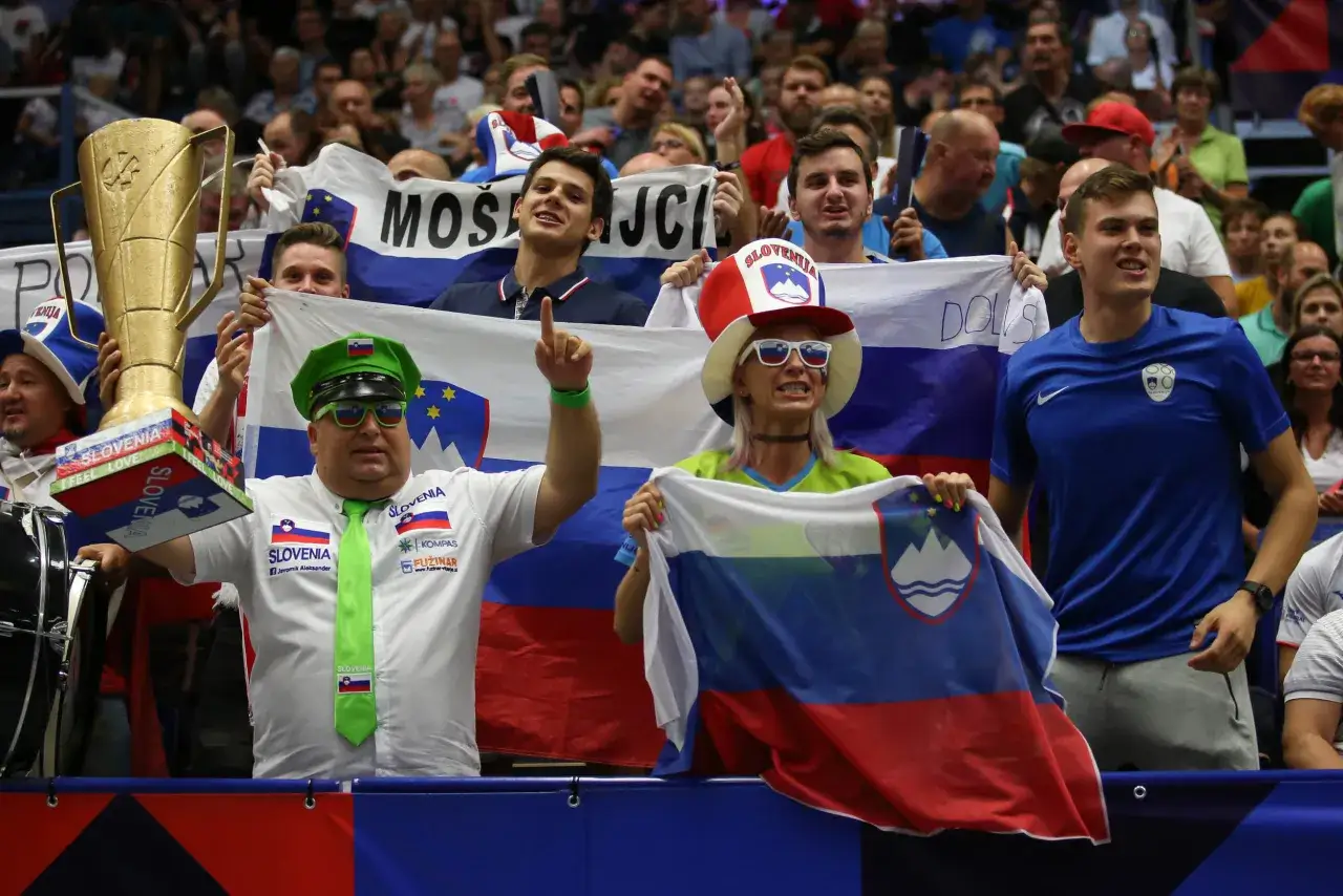 Fani z flagami i pucharem świętują sukces Słowenii.